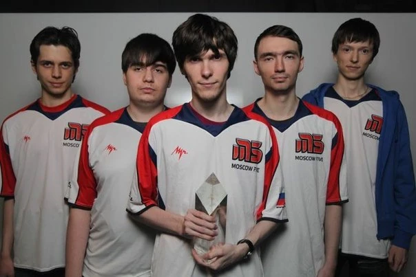 The five original Moscow Five League of Legends players in white and red jerseys, holding a trophy.